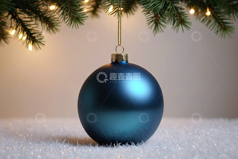 高清大图下载【趣麦麦图】蓝色圣诞球挂饰特写