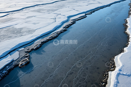 冰雪覆盖的河流自然景观
