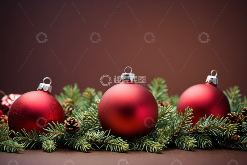 高清大图下载【趣麦麦图】红色圣诞装饰球与松枝