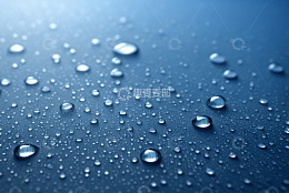蓝色背景上的水滴微距画面