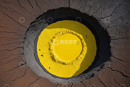 俯瞰黄色火山口景观