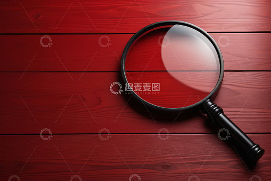 红色木板上的放大镜