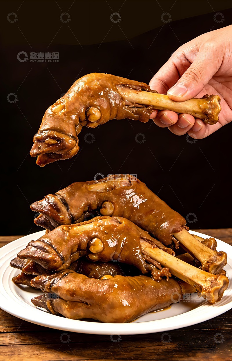 高清大图下载【趣麦麦图】手拿的一个诱人的羊蹄