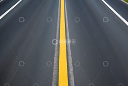 空旷道路中央双黄线近景