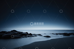 海边礁石与宁静海面