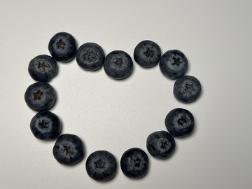 简约心形蓝莓摆放