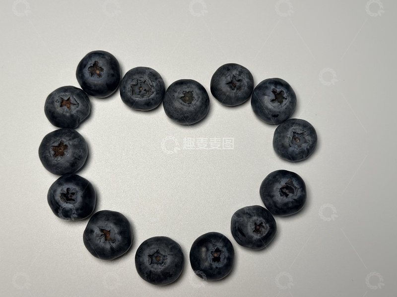 高清大图下载【趣麦麦图】简约心形蓝莓摆放