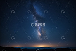 多彩山丘与远山风景