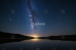 雪地孤树与星空夜景