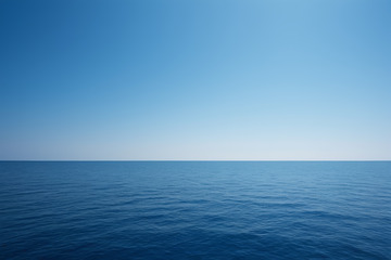 蓝色海洋与晴朗天空背景