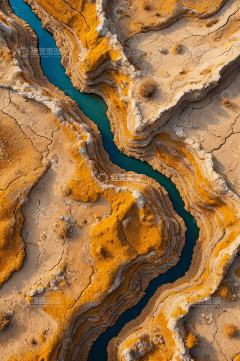 高清大图下载【趣麦麦图】航拍沙漠中蜿蜒河流景观
