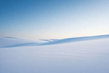 广阔雪地与蓝天自然景观