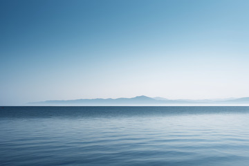 平静海面与远处山峦景观