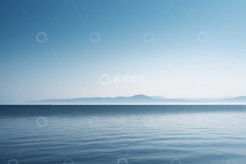 高清大图下载【趣麦麦图】平静海面与远处山峦景观