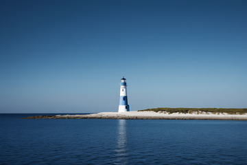 海上蓝白灯塔风景
