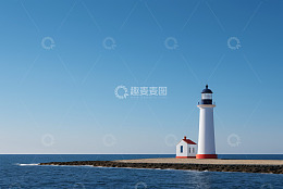 海岸边的灯塔与小屋风景