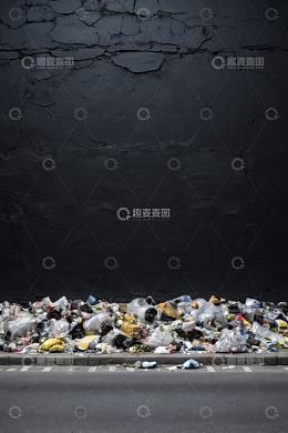 墙边堆积的各类垃圾
