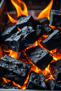 燃烧中的块状炭火特写
