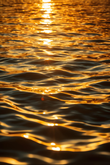 夕阳下波光粼粼的水面