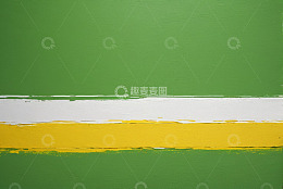 黄绿白三色油漆涂刷墙面