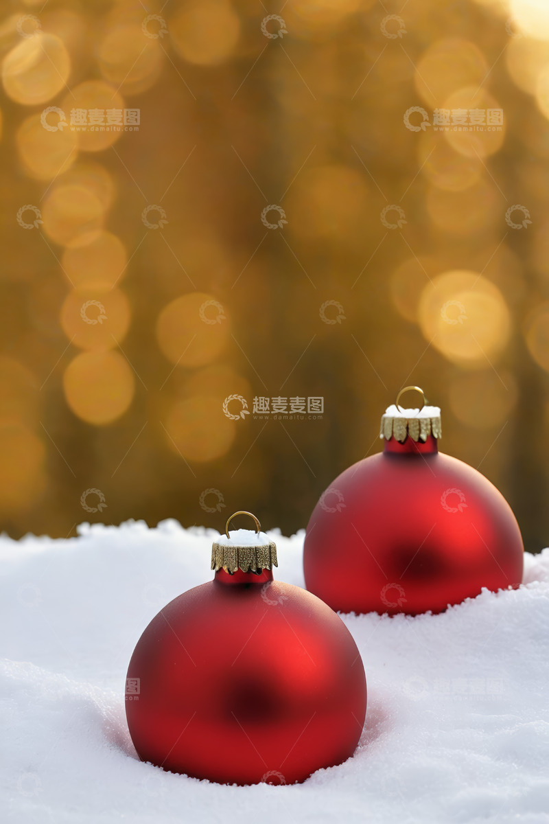 高清大图下载【趣麦麦图】雪地中的红色圣诞装饰球