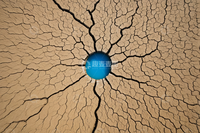 高清大图下载【趣麦麦图】干裂土地上的蓝色球体