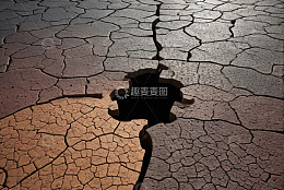 干裂土地上的拼图缺口场景