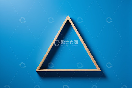 蓝色背景上的木质三角形框架