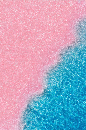 粉色沙滩与蓝色海水交汇景象