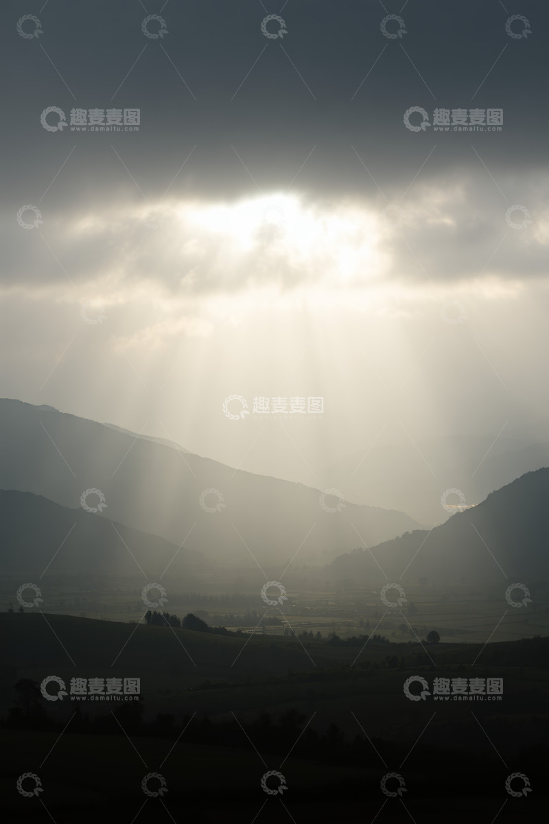 高清大图下载【趣麦麦图】山间穿透云层的耶稣光景象