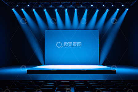 蓝色灯光照亮的空旷舞台