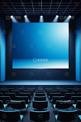 空旷电影院内的屏幕与座位