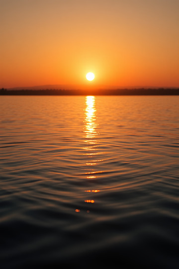 水面上的落日景象