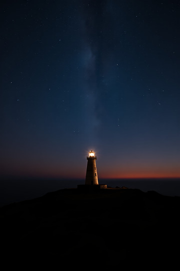 夜晚海边发光的灯塔