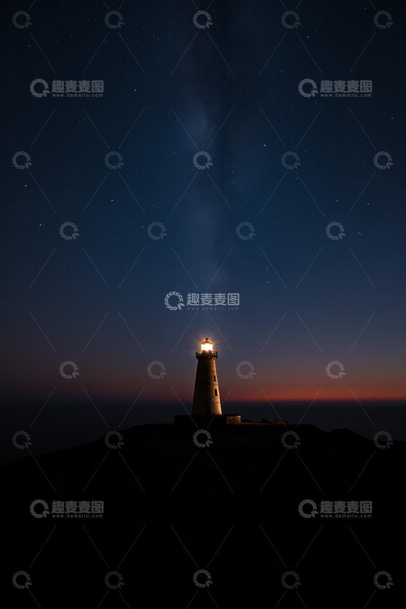 高清大图下载【趣麦麦图】-夜晚海边发光的灯塔