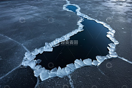 冰面裂缝与积水景观