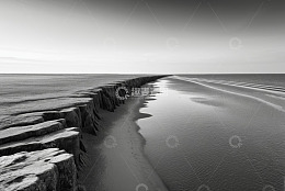 海边防波堤黑白风景