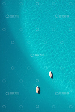 空中俯瞰蓝色海洋中的小船