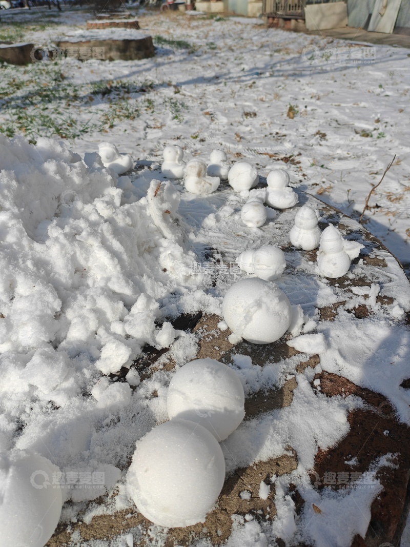 高清大图下载【趣麦麦图】冬日雪地雪球堆