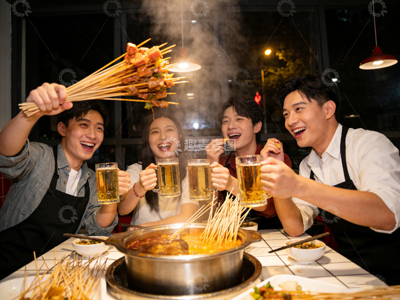 高清大图下载【趣麦麦图】欢乐聚餐朋友举杯啤酒涮锅
