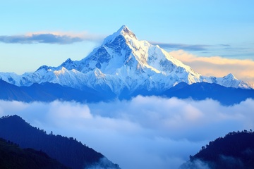 远山浓雾自然风景