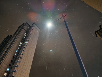 下雪天的路灯下