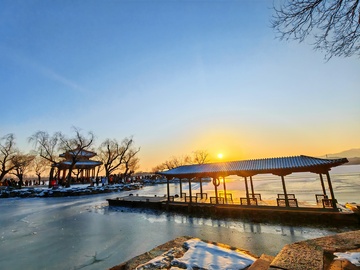 冬日湖边亭台雪景摄影图片