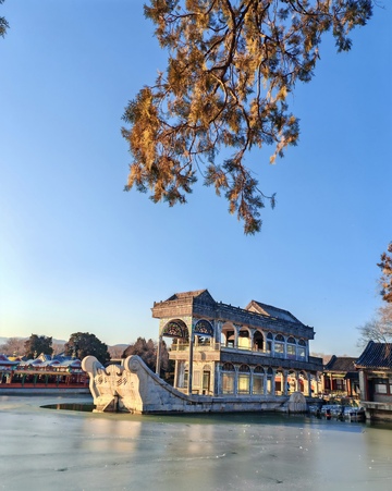 古建冬景冰湖石舫