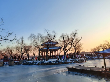 冬日公园亭台雪景