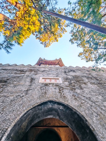 古墙秋意浓厚风景照
