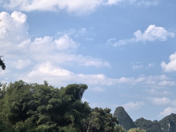 蓝天白云山林风光