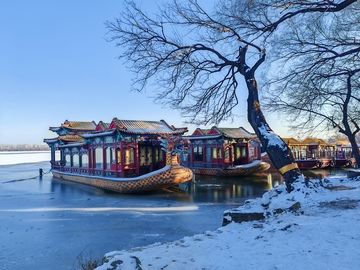 冬日冰封古船风光