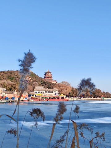 冬日夜景古塔冰湖风光
