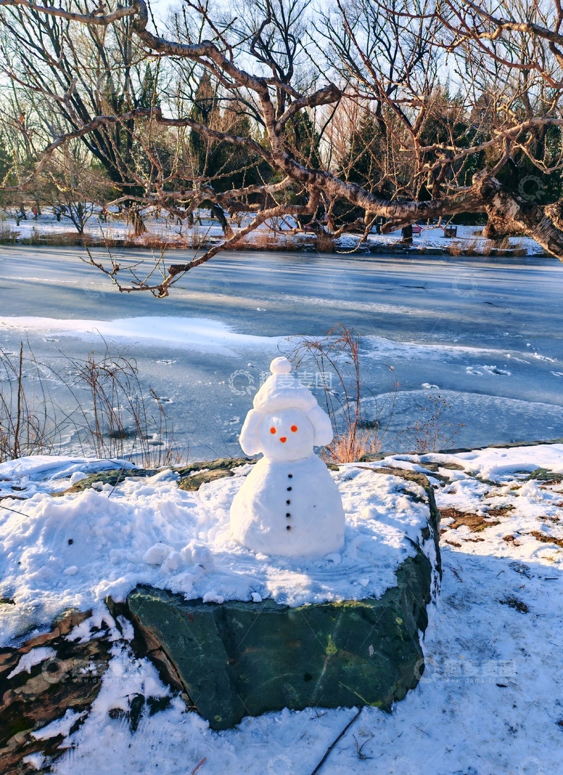 高清大图下载【趣麦麦图】冬日雪人河畔景